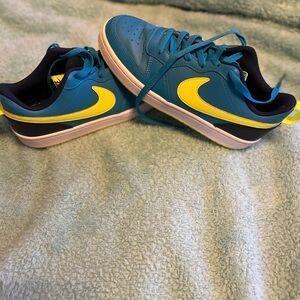 NIKE COURT BOROUGHT LOW 2 GS SIZE 7Y/8.5 WOMEN